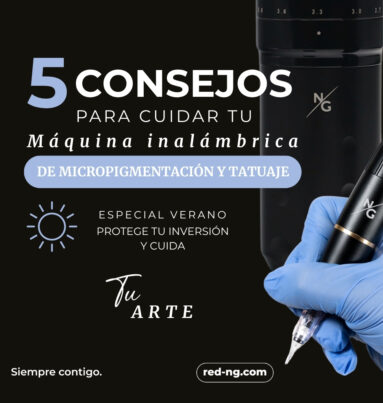 Una mano con guante sostiene una máquina inalámbrica de micropigmentación y tatuaje.