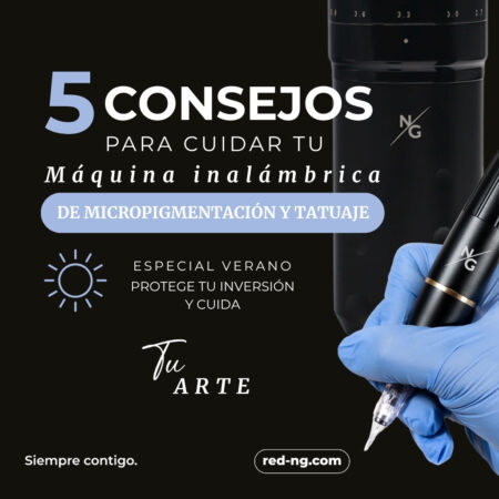 Una mano con guante sostiene una máquina inalámbrica de micropigmentación y tatuaje.